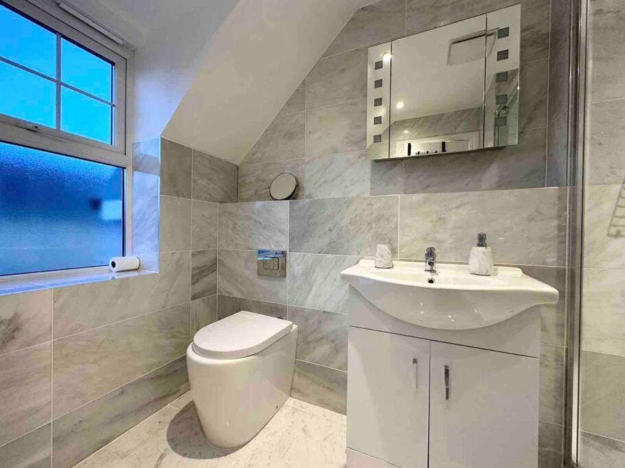 Serene Home Ideally Connected To Central London ブロムリー エクステリア 写真