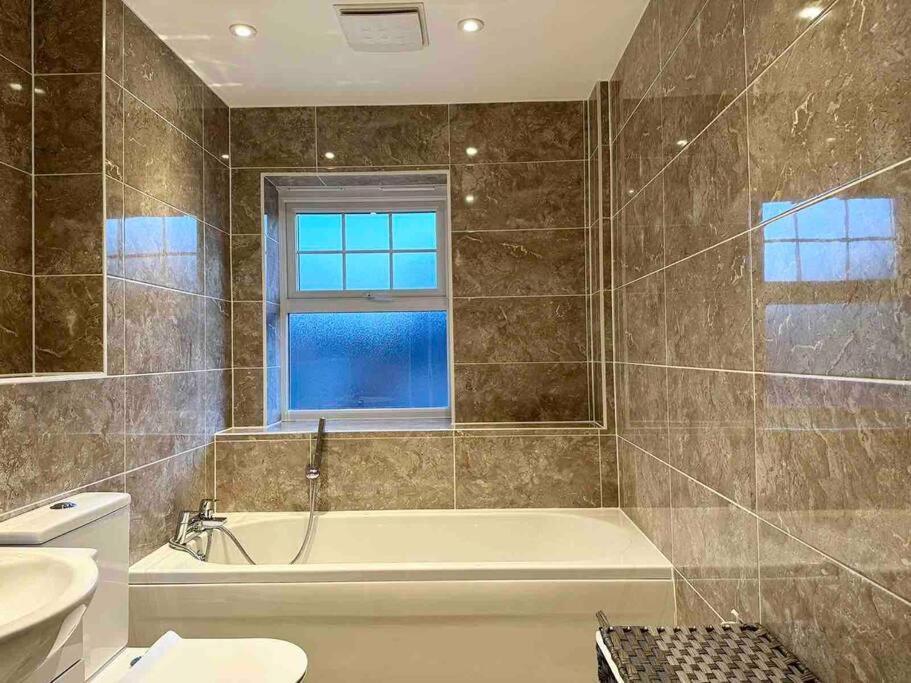 Serene Home Ideally Connected To Central London ブロムリー エクステリア 写真