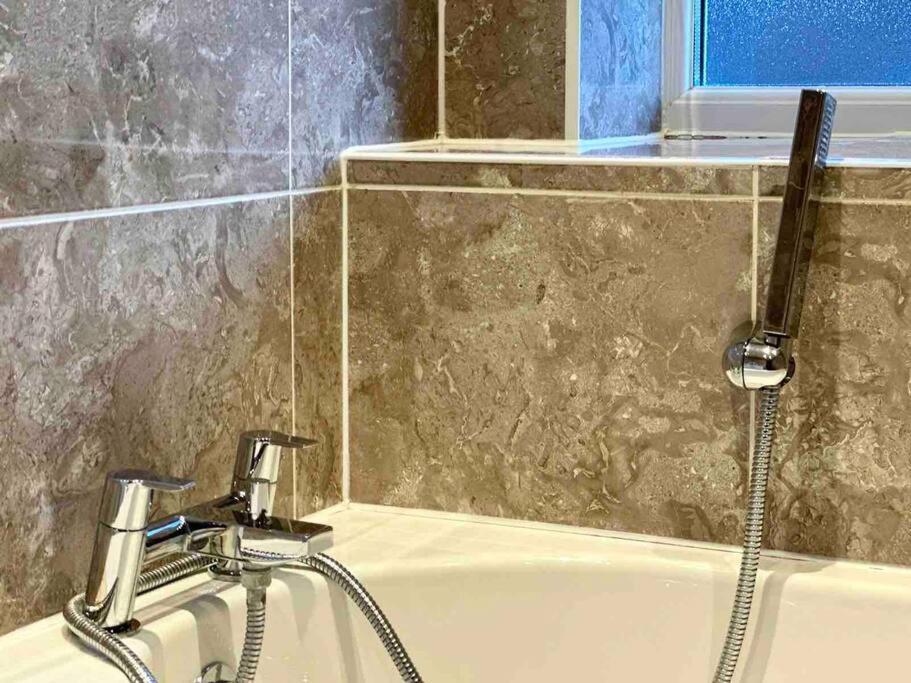 Serene Home Ideally Connected To Central London ブロムリー エクステリア 写真